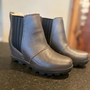 Sorel Lea Wedge Joan of Arctic Chelsea Wedge Quarry Grey Black Shearling Lux